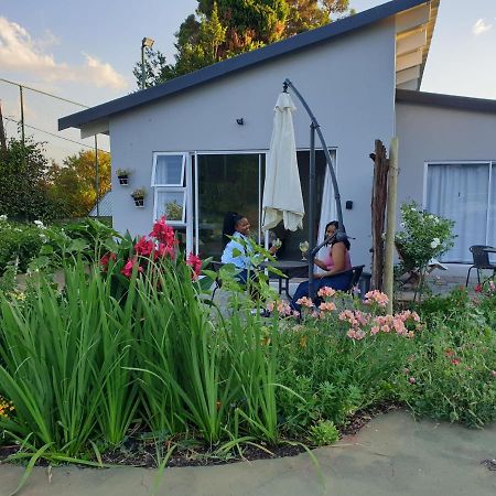 Pine Park Garden Cottages Йоханнесбург Экстерьер фото