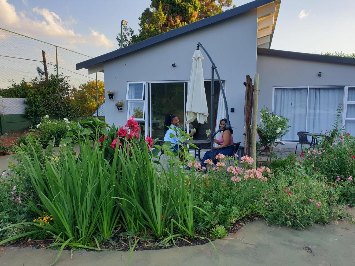 Pine Park Garden Cottages Йоханнесбург Экстерьер фото